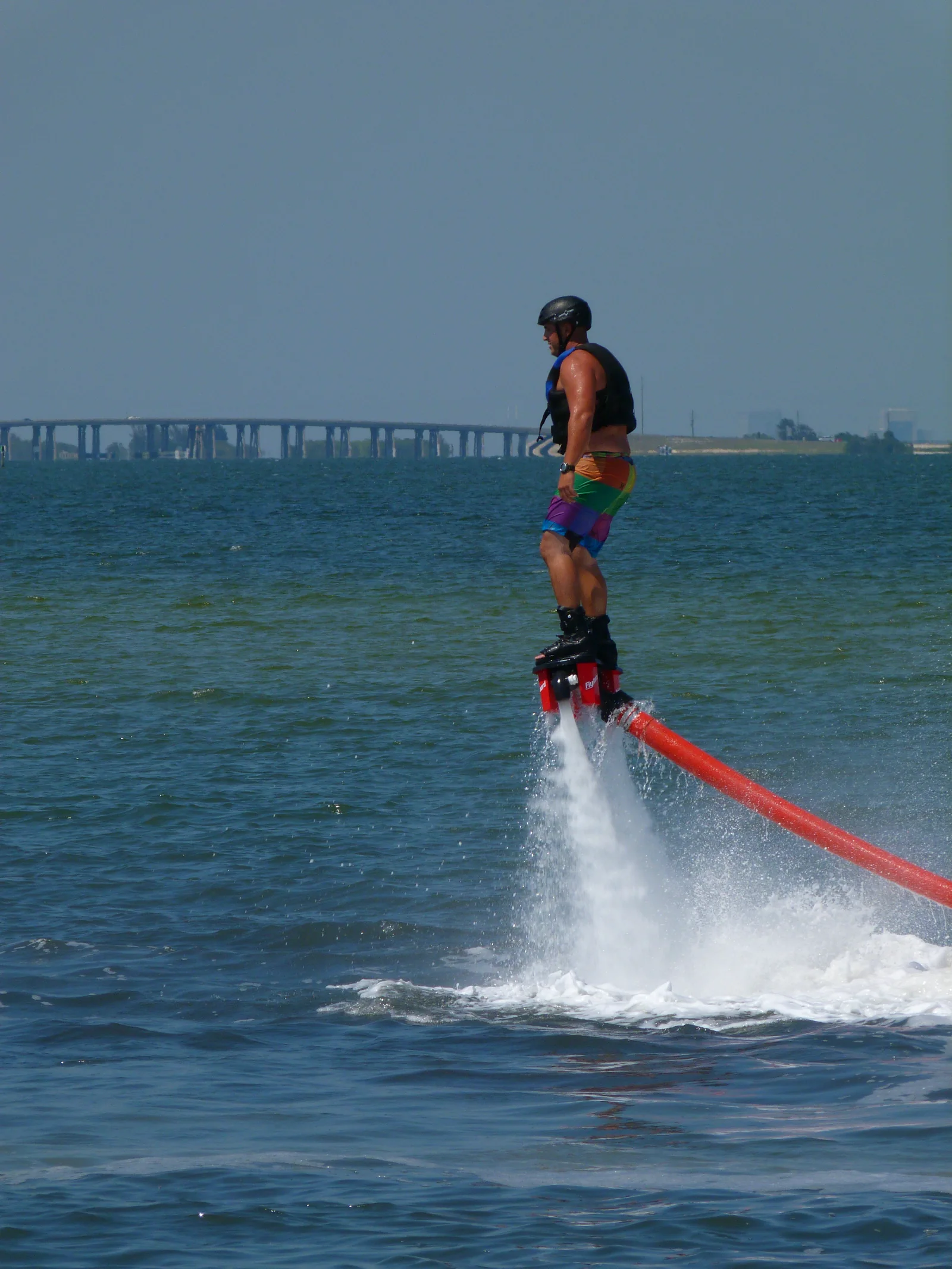 Flyboardåkare med synlig bräda, bindningar och röd vattenslang i Florida