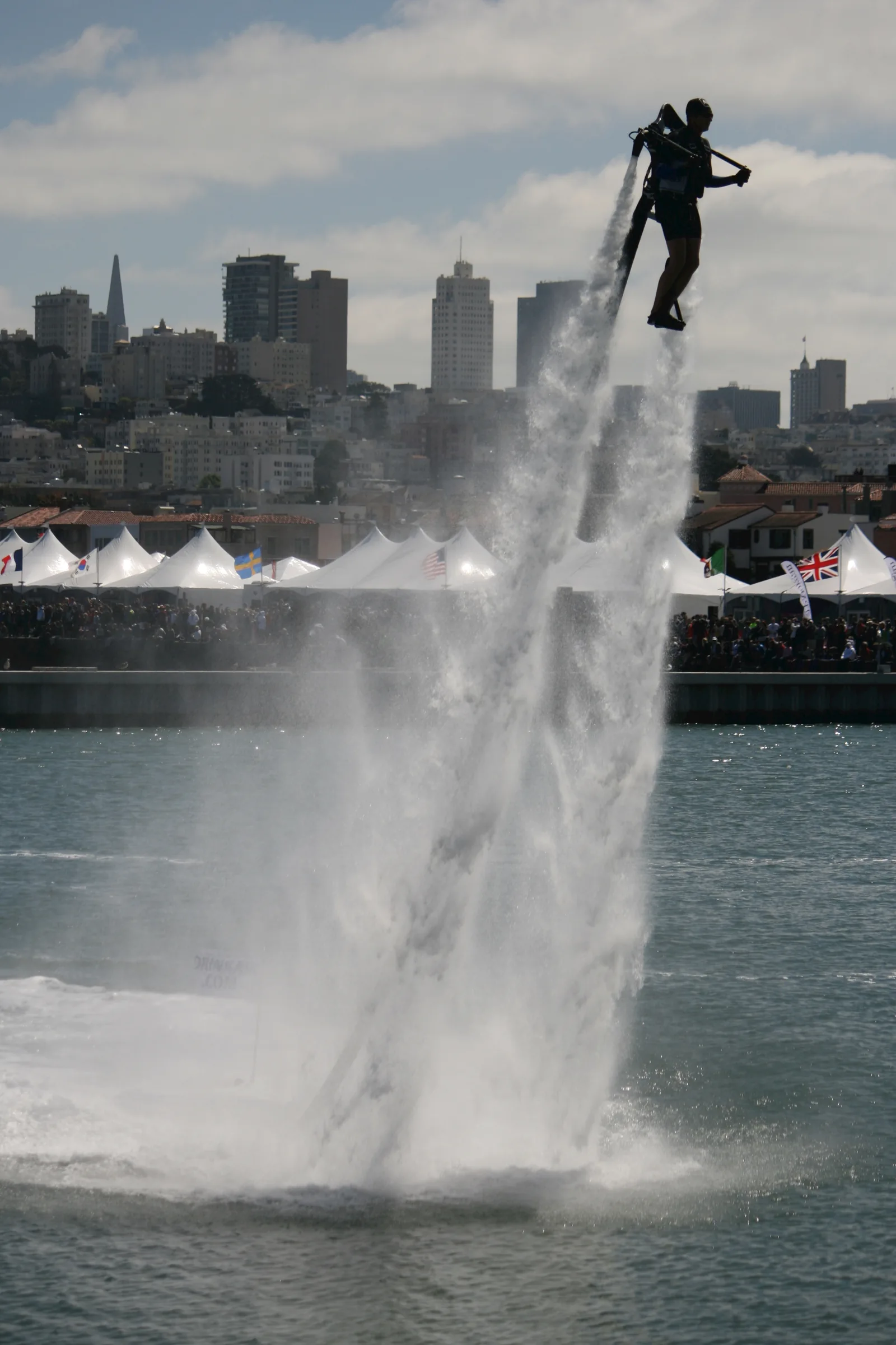 En JetLev-pilot med ryggburet vattenaggregat ovanför vattnet i San Francisco