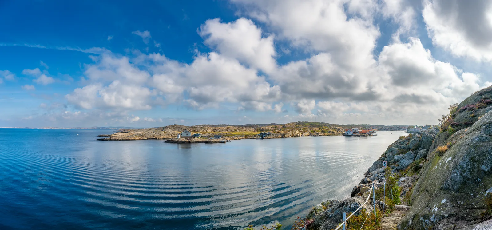 Klippstrand och öppet kustvatten vid Marstrand i Bohuslän