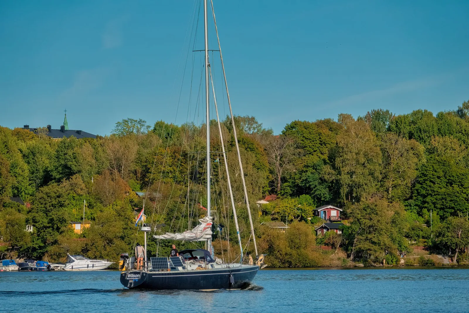 Segelbåt på vattnet i Stockholms skärgård
